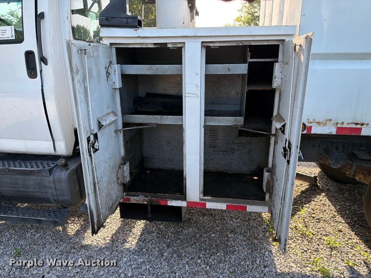image for item FN2516 2007 GMC C7500 forestry bucket truck