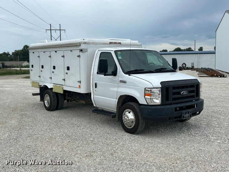 image for item FT6001 2018 Ford E450 Super Duty refrigerated delivery truck