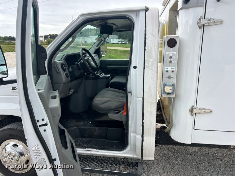 image for item FT6001 2018 Ford E450 Super Duty refrigerated delivery truck
