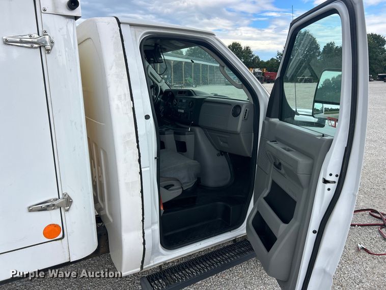 image for item FT6001 2018 Ford E450 Super Duty refrigerated delivery truck