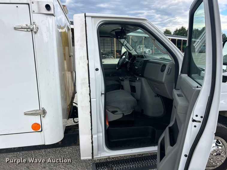 image for item FT6001 2018 Ford E450 Super Duty refrigerated delivery truck
