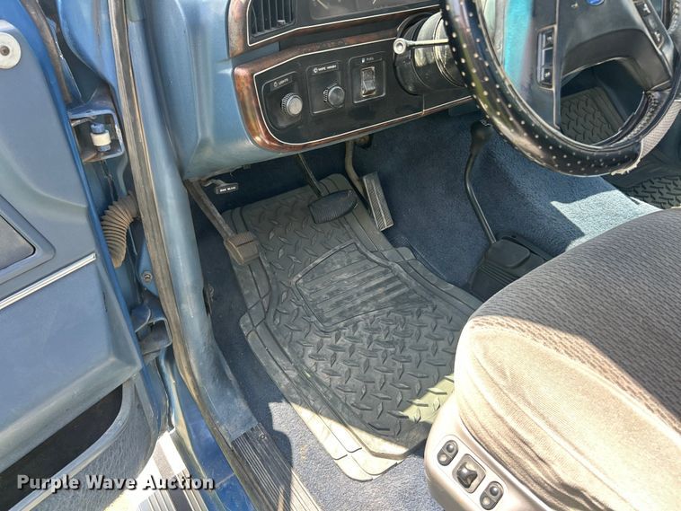 image for item FT6072 1988 Ford F150 XLT Lariat pickup truck