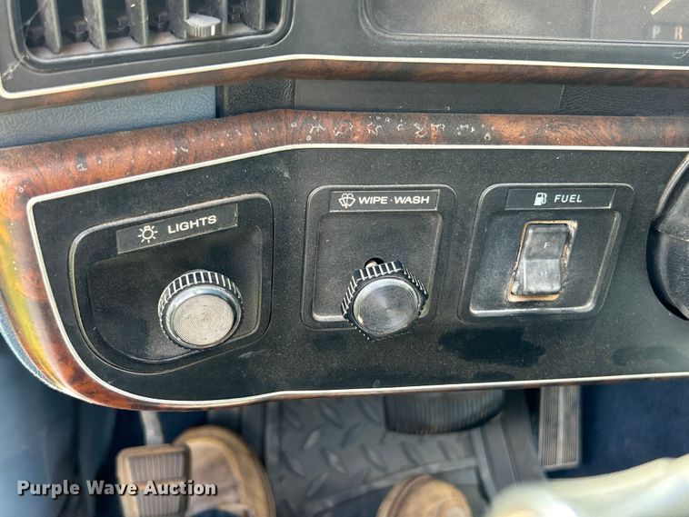 image for item FT6072 1988 Ford F150 XLT Lariat pickup truck