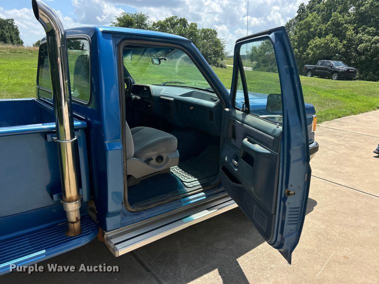 image for item FT6072 1988 Ford F150 XLT Lariat pickup truck