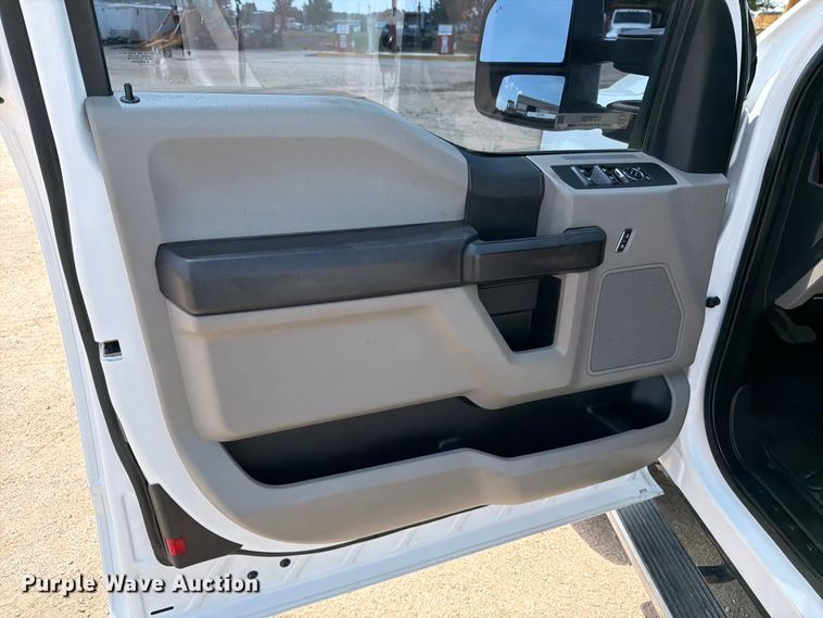 image for item MZ9722 2021 Ford F250 Super Duty XL Ext. Cab pickup truck