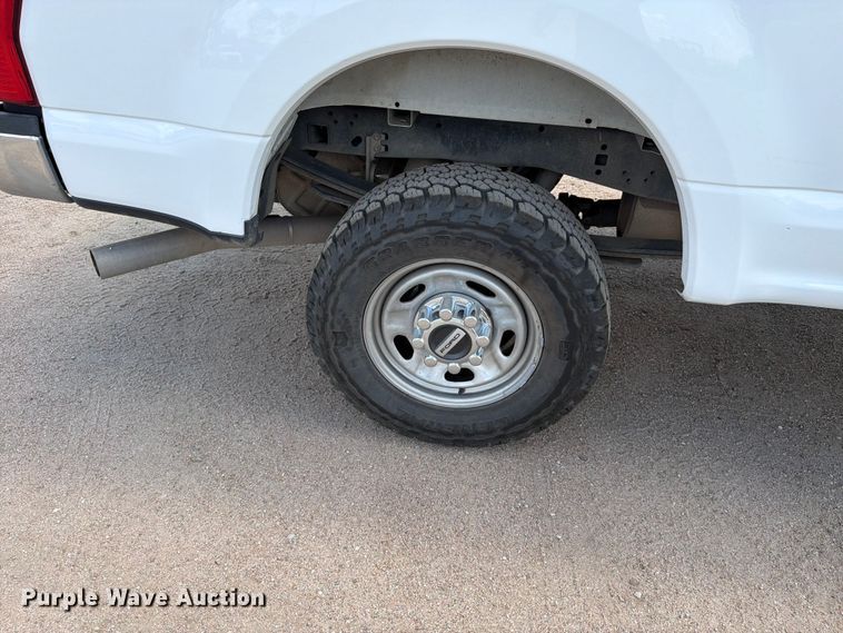 image for item MZ9722 2021 Ford F250 Super Duty XL Ext. Cab pickup truck