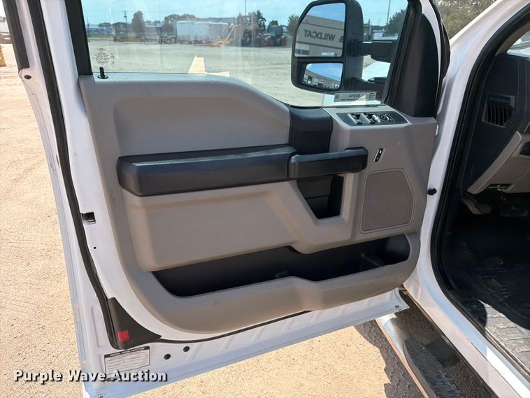 image for item MZ9724 2019 Ford F250 Super Duty Ext. Cab pickup truck