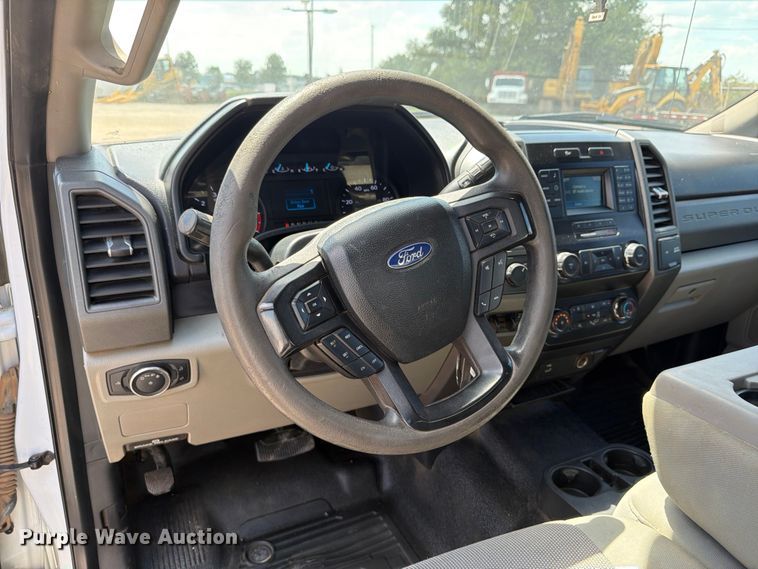 image for item MZ9724 2019 Ford F250 Super Duty Ext. Cab pickup truck
