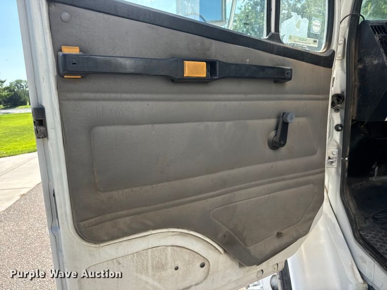 image for item NJ9230 2003 Freightliner FL70 box truck