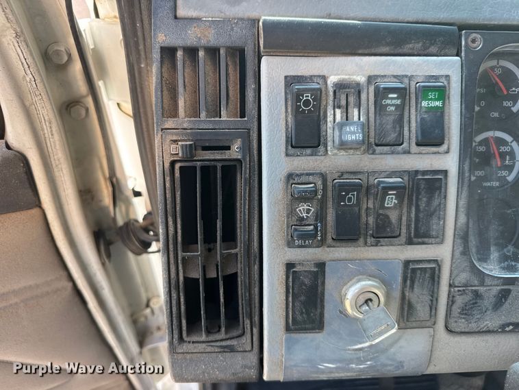 image for item NJ9230 2003 Freightliner FL70 box truck