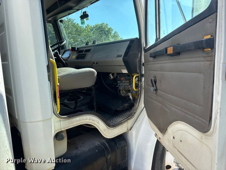 image for item NJ9230 2003 Freightliner FL70 box truck