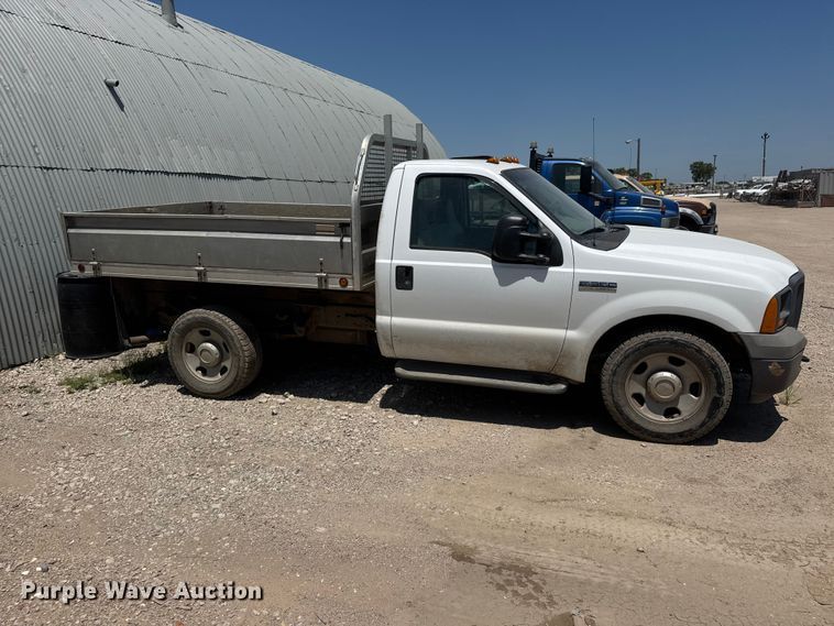 image for item NJ9250 2005 Ford F350 Super Duty XL dump flatbed pickup truck