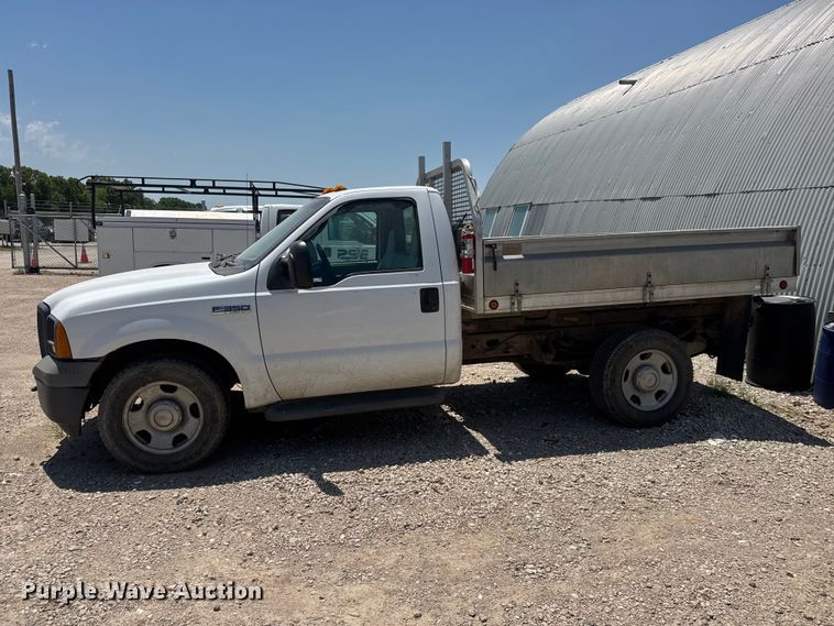 image for item NJ9250 2005 Ford F350 Super Duty XL dump flatbed pickup truck