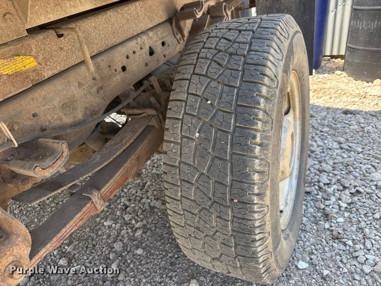 image for item NJ9250 2005 Ford F350 Super Duty XL dump flatbed pickup truck