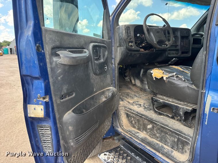 image for item NJ9251 2003 Chevrolet C4500 flatbed truck