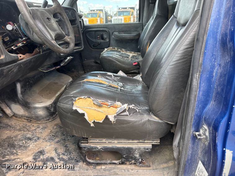 image for item NJ9251 2003 Chevrolet C4500 flatbed truck