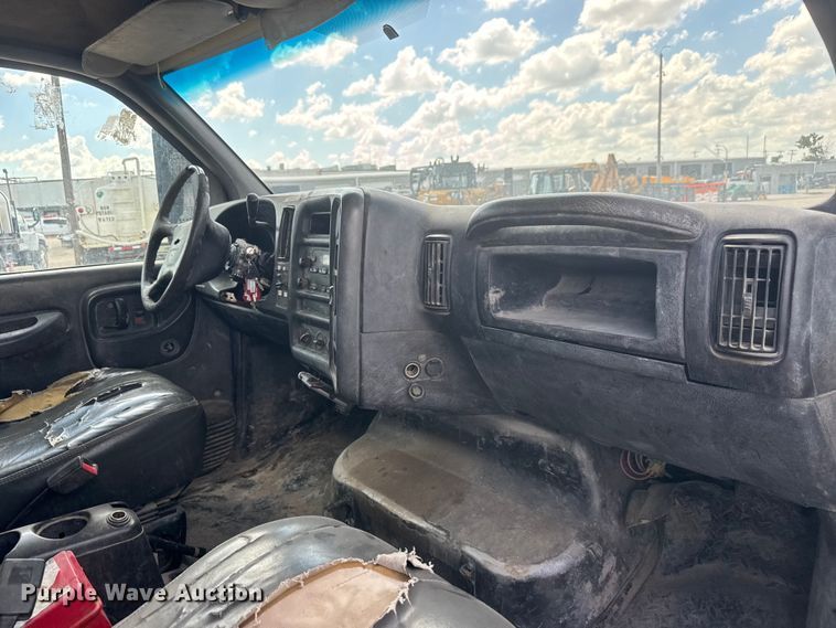image for item NJ9251 2003 Chevrolet C4500 flatbed truck
