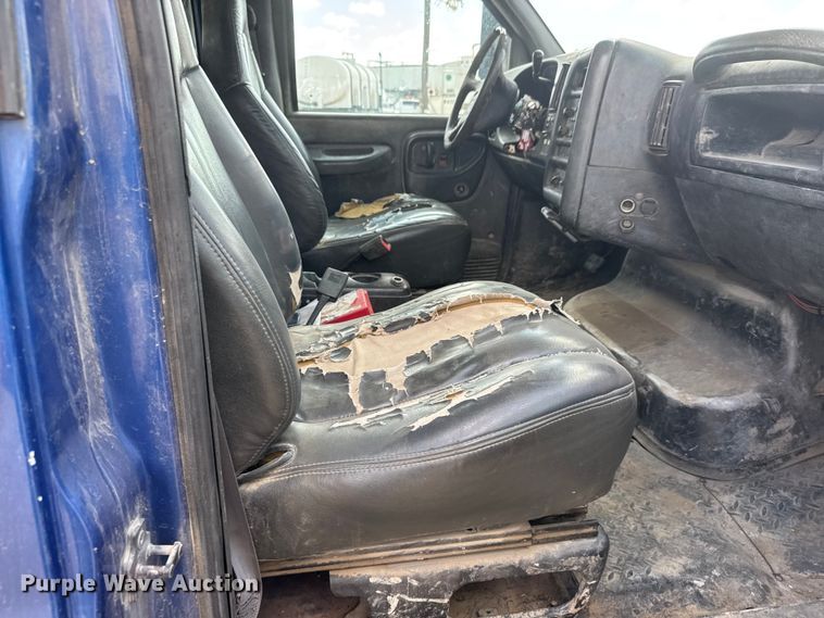 image for item NJ9251 2003 Chevrolet C4500 flatbed truck