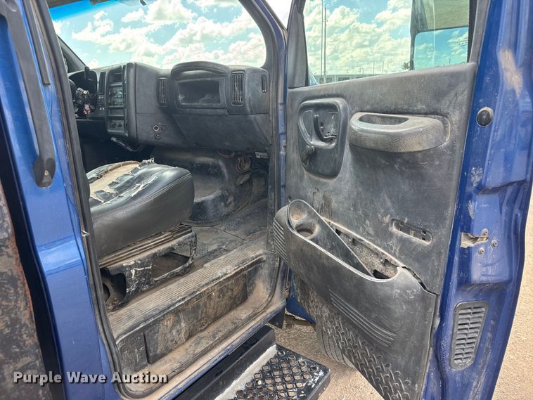image for item NJ9251 2003 Chevrolet C4500 flatbed truck