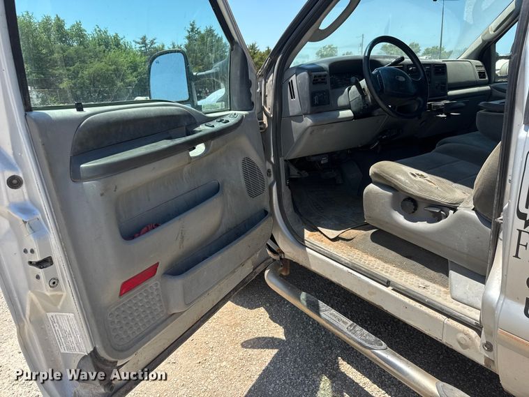 image for item NJ9267 2004 Ford F250 Super Duty Ext. Cab pickup truck