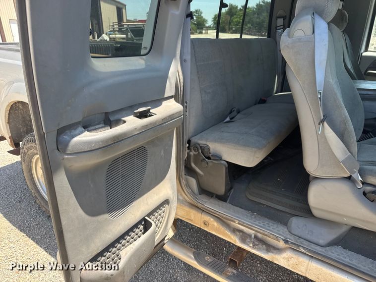 image for item NJ9267 2004 Ford F250 Super Duty Ext. Cab pickup truck