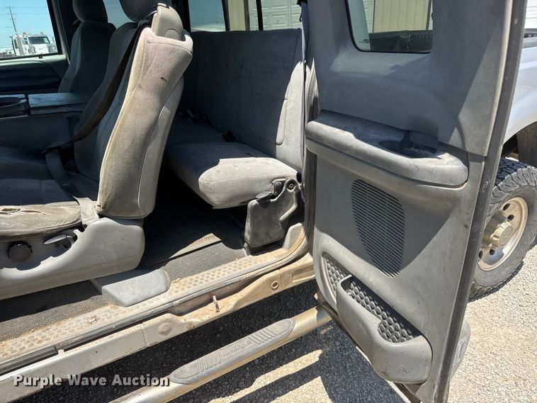 image for item NJ9267 2004 Ford F250 Super Duty Ext. Cab pickup truck