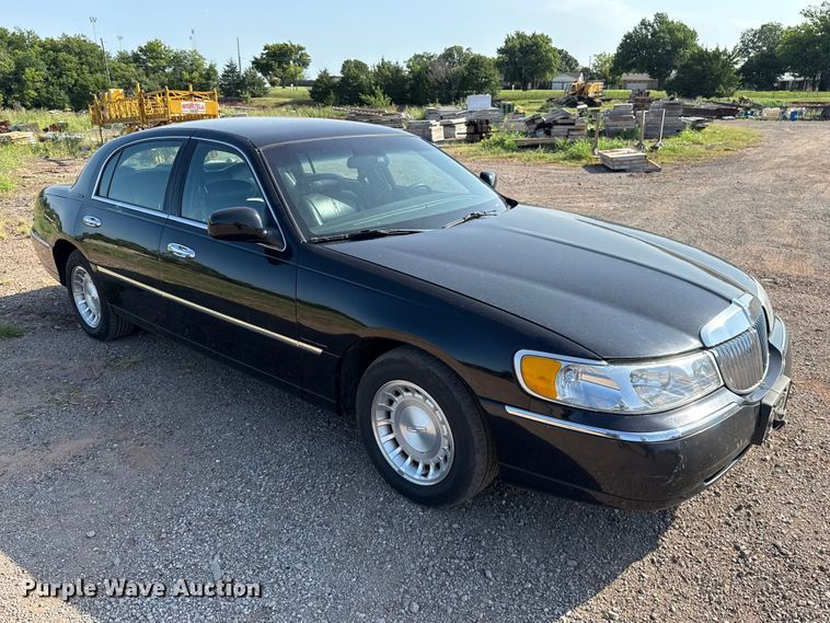 image for item NK9244 2002 Lincoln Town Car 