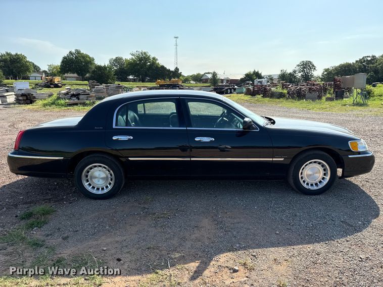 image for item NK9244 2002 Lincoln Town Car 
