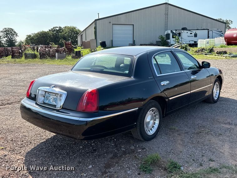 image for item NK9244 2002 Lincoln Town Car 