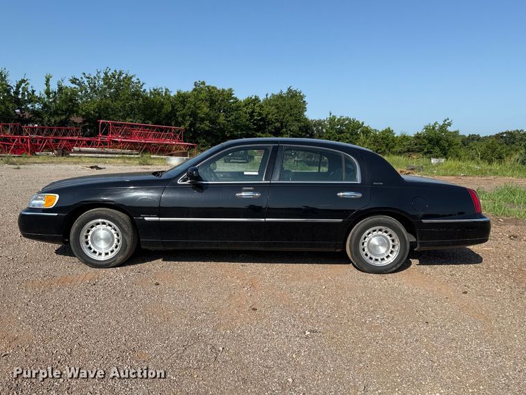 image for item NK9244 2002 Lincoln Town Car 