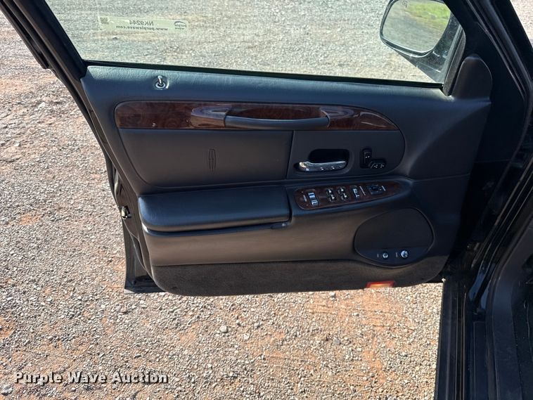 image for item NK9244 2002 Lincoln Town Car 