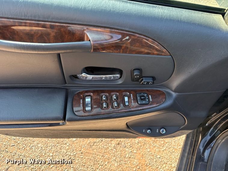 image for item NK9244 2002 Lincoln Town Car 