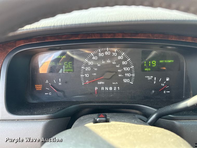 image for item NK9244 2002 Lincoln Town Car 