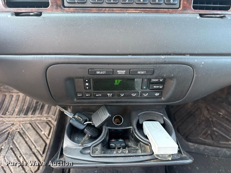 image for item NK9244 2002 Lincoln Town Car 