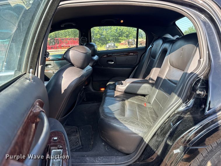 image for item NK9244 2002 Lincoln Town Car 