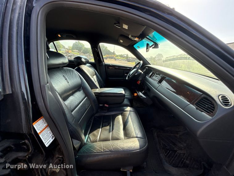image for item NK9244 2002 Lincoln Town Car 