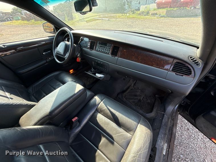 image for item NK9244 2002 Lincoln Town Car 