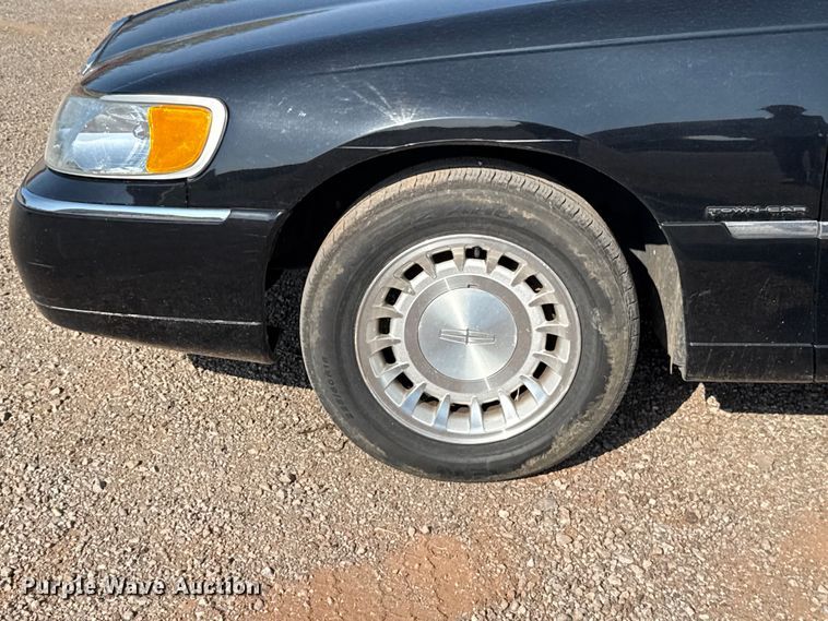 image for item NK9244 2002 Lincoln Town Car 