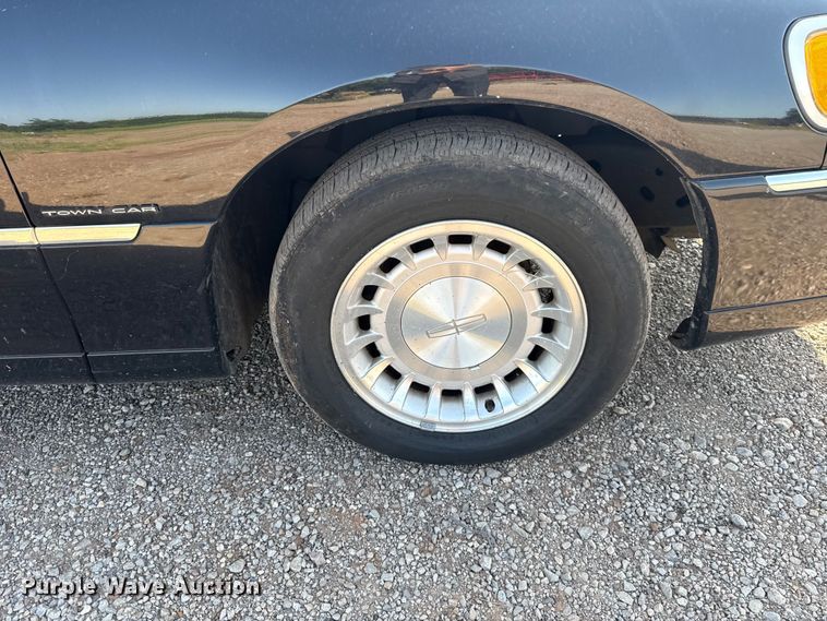 image for item NK9244 2002 Lincoln Town Car 