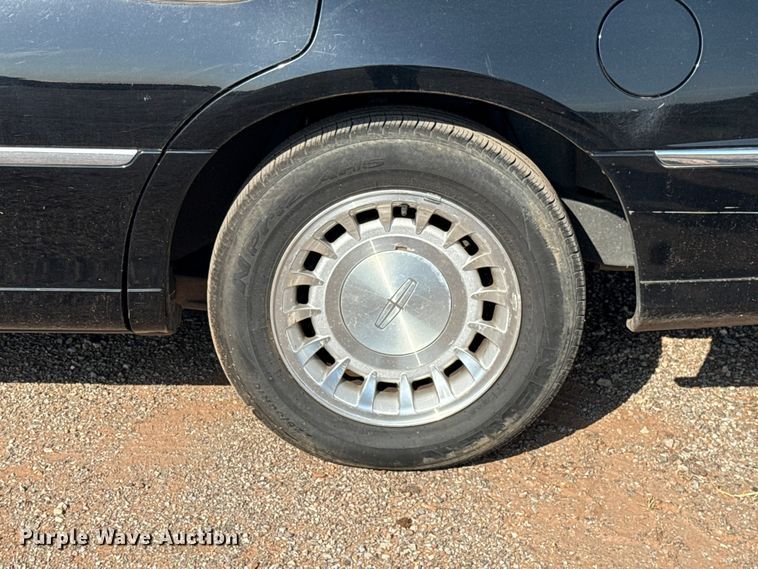 image for item NK9244 2002 Lincoln Town Car 