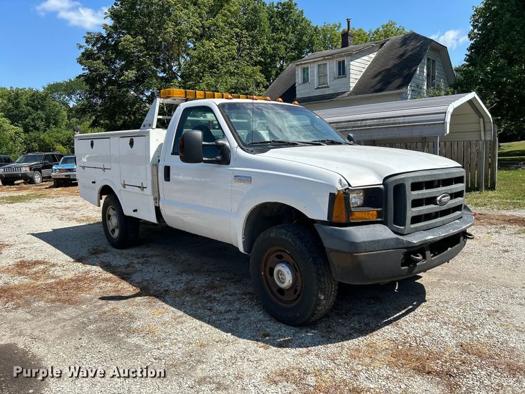 image for item NM9839 2006 Ford F350 Super Duty utility bed pickup truck