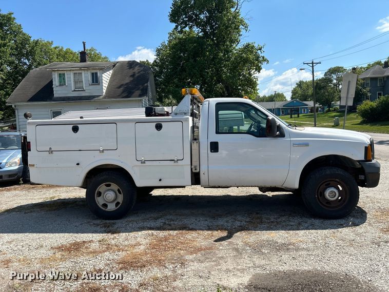 image for item NM9839 2006 Ford F350 Super Duty utility bed pickup truck