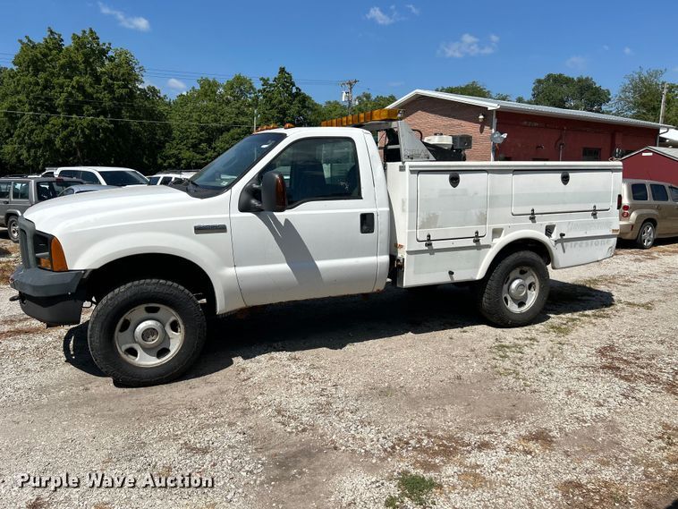 image for item NM9839 2006 Ford F350 Super Duty utility bed pickup truck