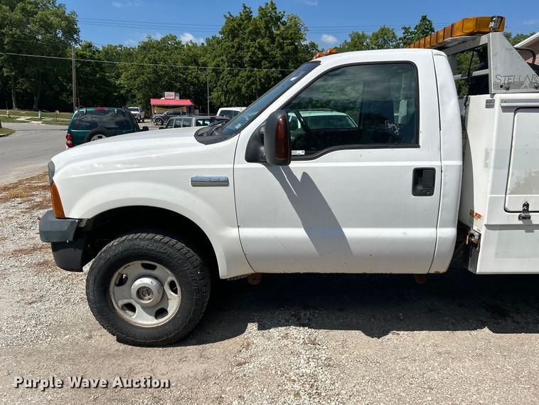image for item NM9839 2006 Ford F350 Super Duty utility bed pickup truck