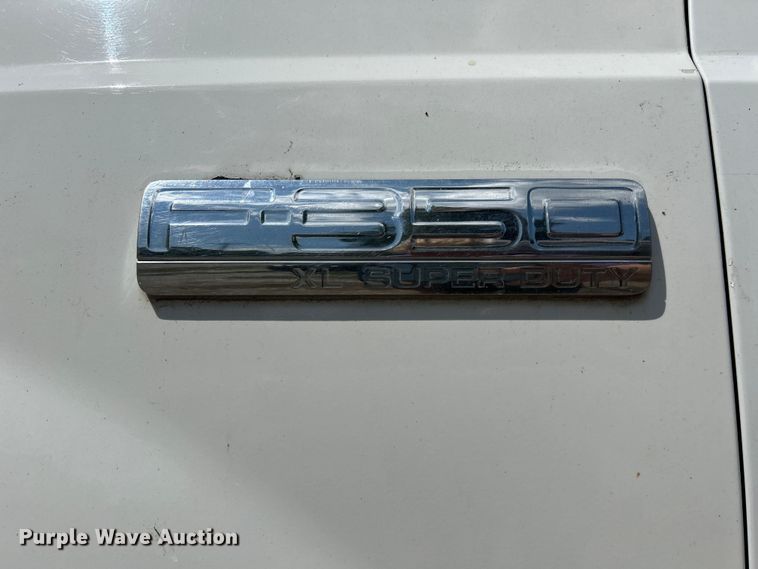 image for item NM9839 2006 Ford F350 Super Duty utility bed pickup truck