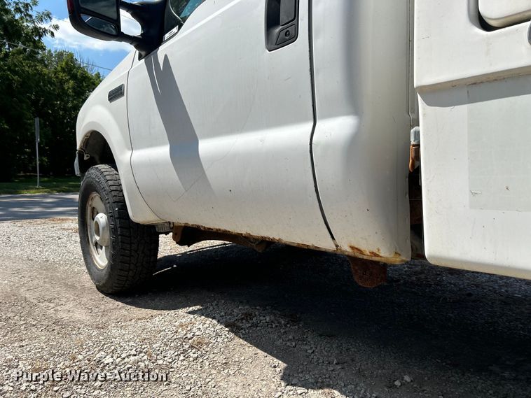 image for item NM9839 2006 Ford F350 Super Duty utility bed pickup truck