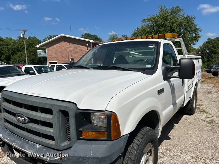 image for item NM9839 2006 Ford F350 Super Duty utility bed pickup truck
