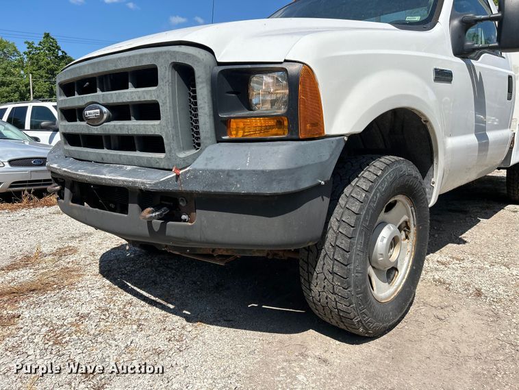 image for item NM9839 2006 Ford F350 Super Duty utility bed pickup truck