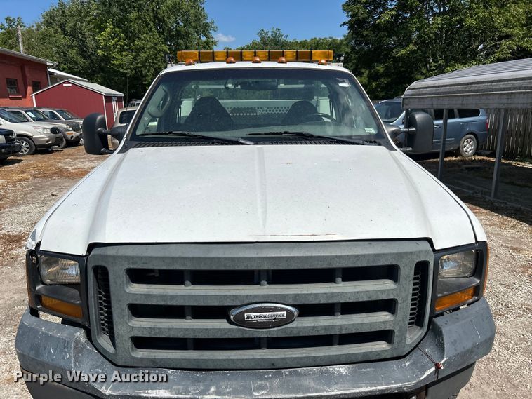 image for item NM9839 2006 Ford F350 Super Duty utility bed pickup truck