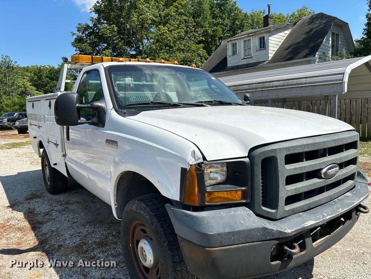 image for item NM9839 2006 Ford F350 Super Duty utility bed pickup truck